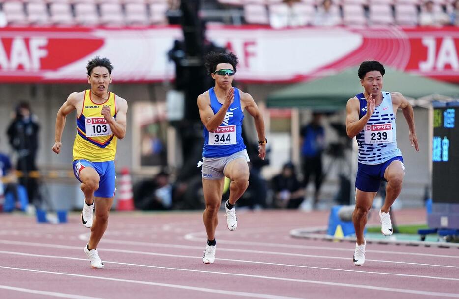 男子100メートル予選、力走する小池（右）、加藤（中央）、鈴木