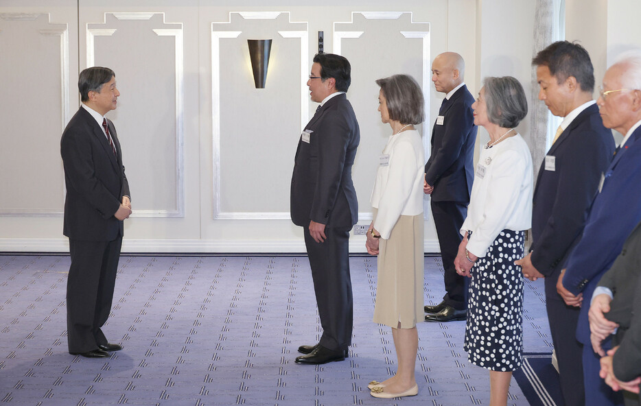 英国に在留する邦人代表らと面会される天皇陛下＝２３日午後、ロンドン（代表撮影）