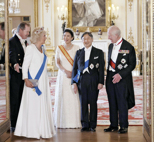 晩餐会の会場に到着された天皇、皇后両陛下とチャールズ国王、カミラ王妃（２５日、ロンドンのバッキンガム宮殿で）＝米山要撮影