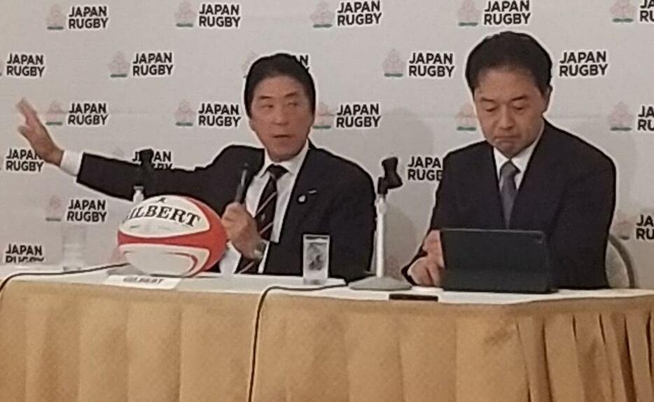 留任した日本ラグビー協会の土田会長（左）と岩渕専務理事