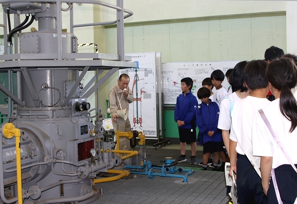 法川排水機場を見学す生徒たち