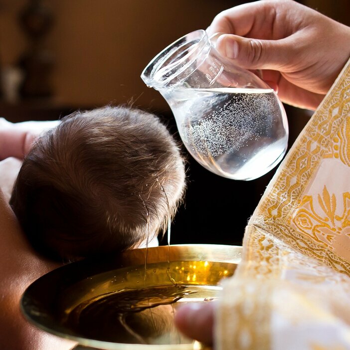 カトリック教会の洗礼の様子