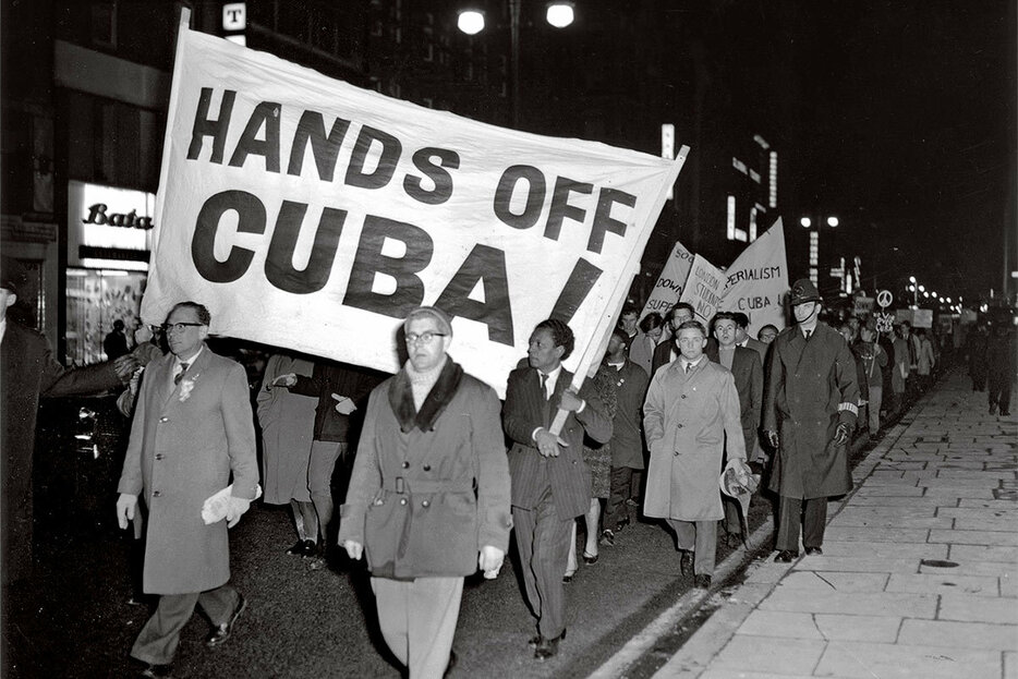 キューバ危機をめぐるアメリカの行動に抗議する核軍縮活動家（1962年）　GETTY IMAGES