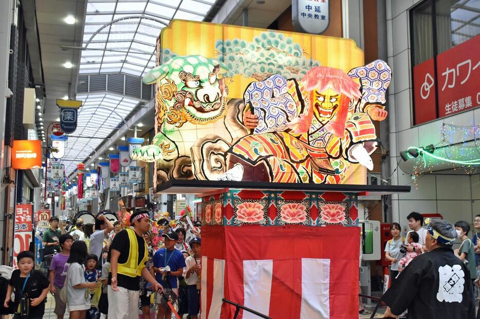 大勢の見物客が訪れたミニ中延ねぶた祭り＝22日午後、東京都品川区