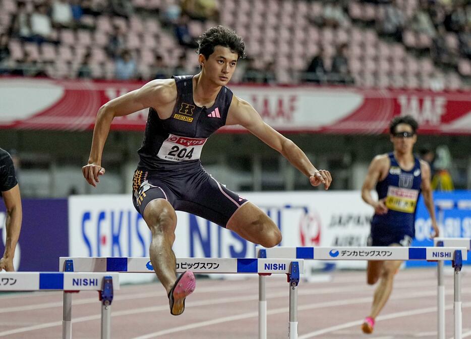 男子400メートル障害で47秒99をマークし優勝した豊田兼。パリ五輪の代表に決まった＝デンカビッグスワンスタジアム