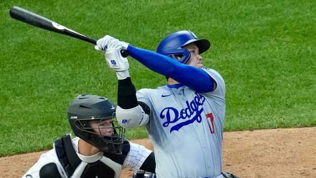 20号ソロHRを放つ大谷翔平選手(写真：日刊スポーツ/アフロ)