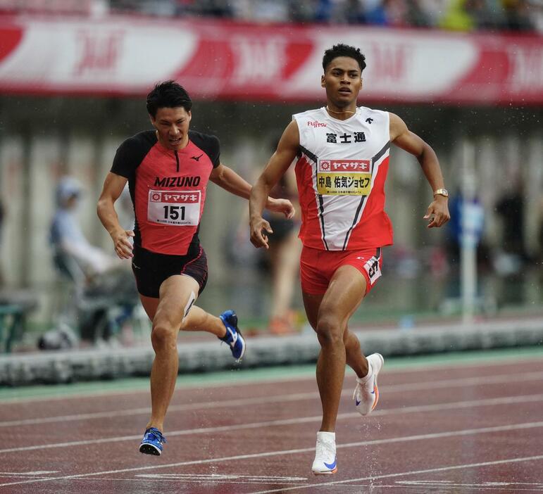 男子400メートル決勝、1位でゴールする中島（右）左は2位の佐藤風雅（撮影・垰建太）