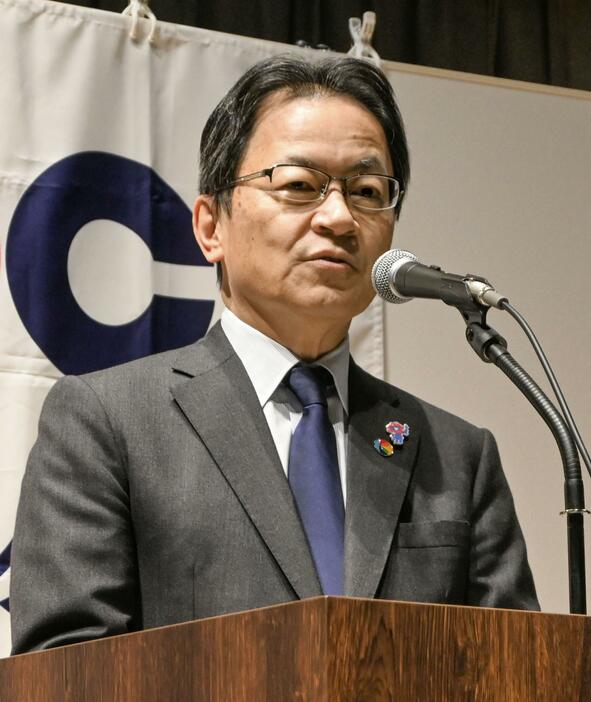 関西プレスクラブの会合で講演する関西経済同友会の宮部義幸代表幹事＝26日午後、大阪市