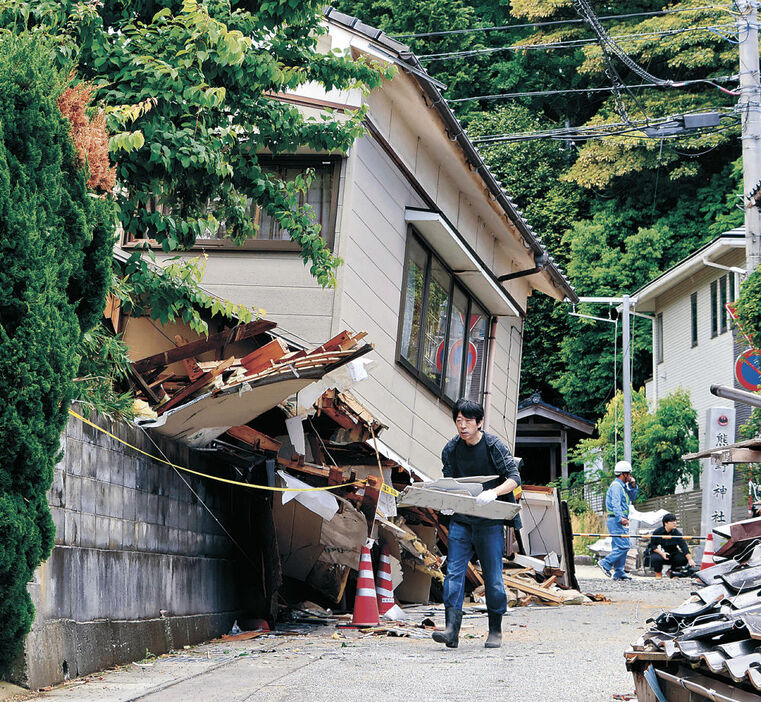 元日に被災し、今回の揺れでさらに倒壊した家屋＝３日午前１１時、輪島市二ツ屋町