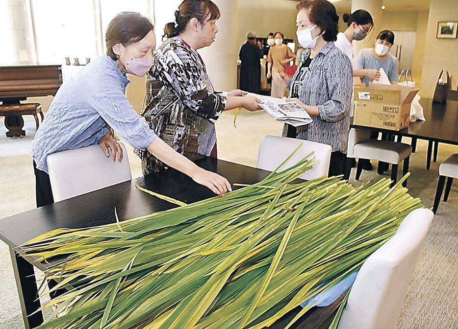 ２次避難している被災者に贈られたショウブ＝加賀市内のホテル