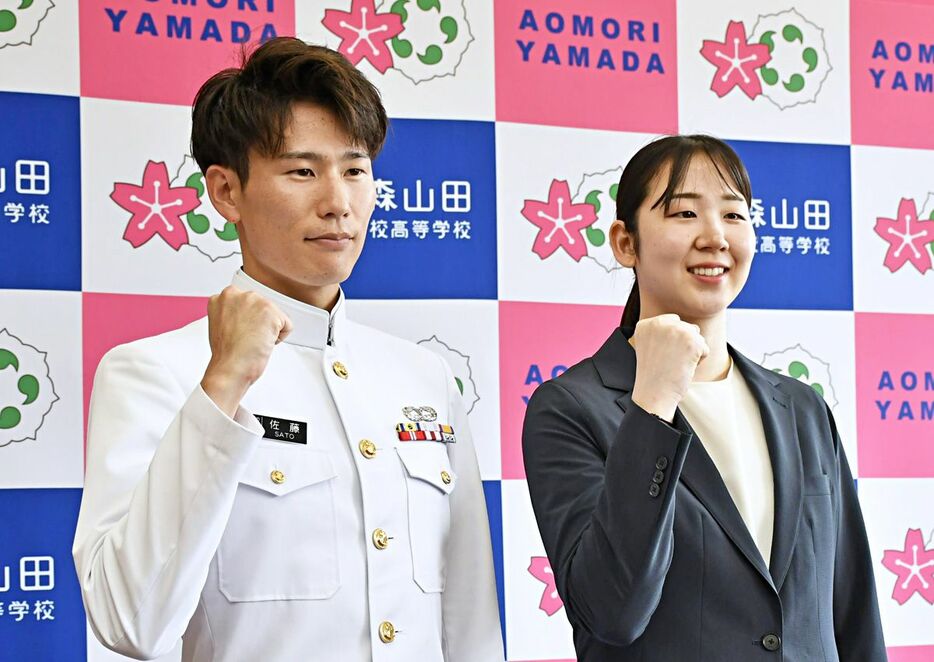母校の青森山田高を訪れ、パリ五輪への意気込みを語った佐藤（左）と永原の両選手