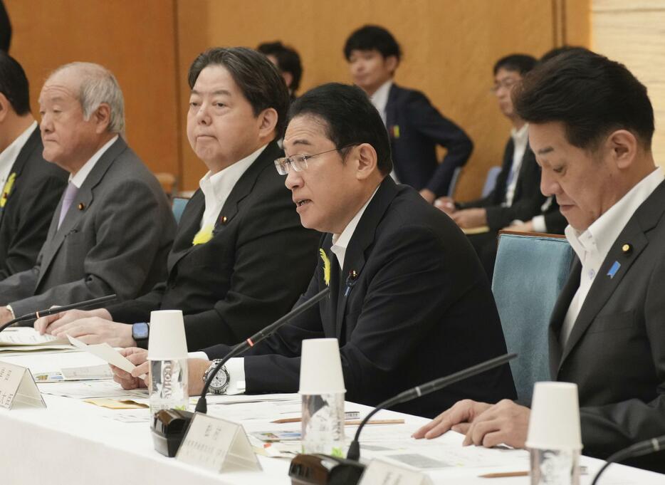 中央防災会議であいさつする岸田首相（右から2人目）＝28日午前、首相官邸