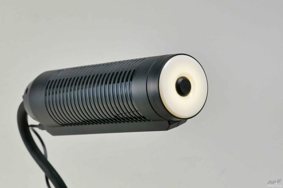 EXEA『クリップスティックファン EE-113（実勢価格：4598円/税込）』本体側面には、スポットライトほどの光量はないものの、ソフトな光のLEDランプが備わっている。