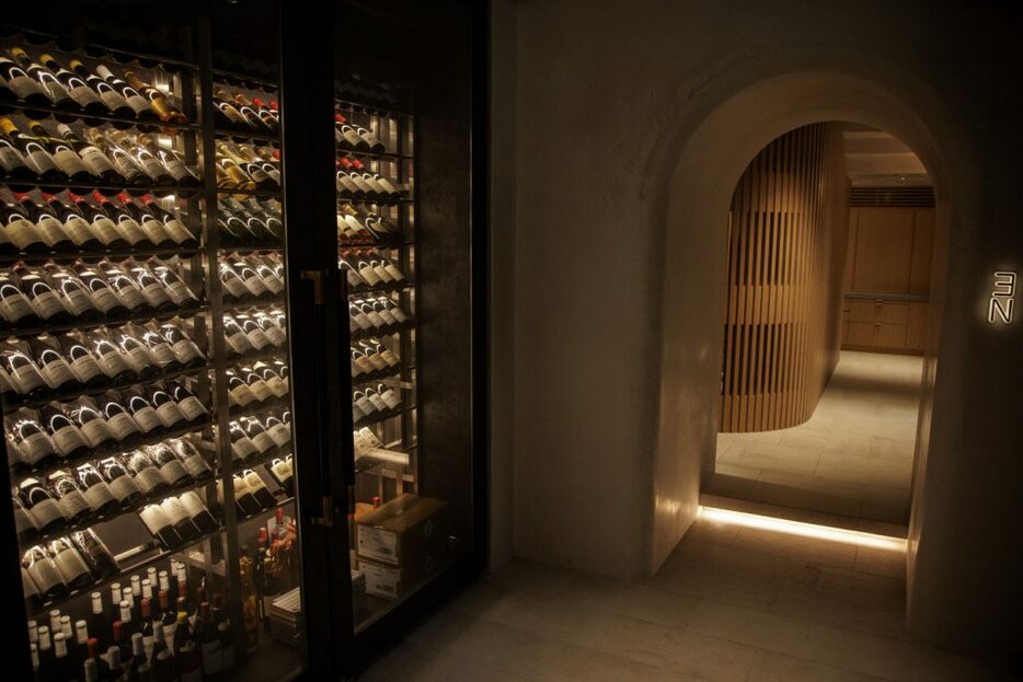 入り口正面のワインセラーには通も驚くラインアップがずらり。グランヴァンの品揃えにはワイン愛好家も驚嘆