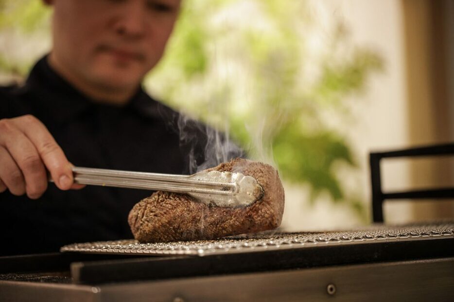 カウンター席からは北山シェフが肉を焼いている調理風景も間近で見ることができる