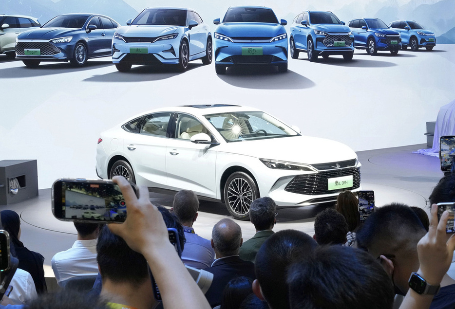 「北京国際モーターショー」で披露された中国EV最大手、比亜迪（BYD）の低価格帯のPHV＝4月、北京（共同）