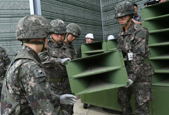 2018年5月1日午後、軍の将兵が4・27板門店宣言を受け京畿道坡州市の軍事境界線の監視所に設置された北朝鮮向け固定型拡声器を撤去している。北朝鮮軍もこの日、韓国向け拡声器を撤去する動きが捉えられた=坡州/写真共同取材団