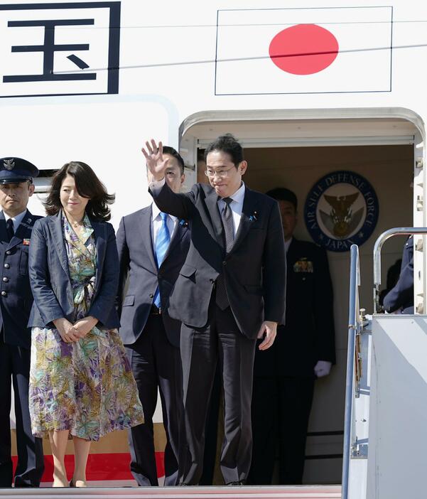 G7サミットが開催されるイタリアに向け出発する岸田首相と妻の裕子さん＝12日午後、羽田空港