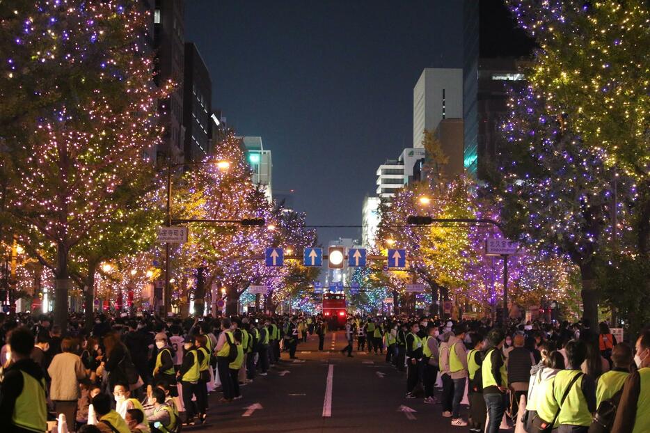 ［写真］御堂筋のイルミネーションはすっかり大阪の名物となった