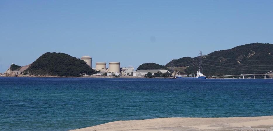 水晶浜から臨む美浜原発