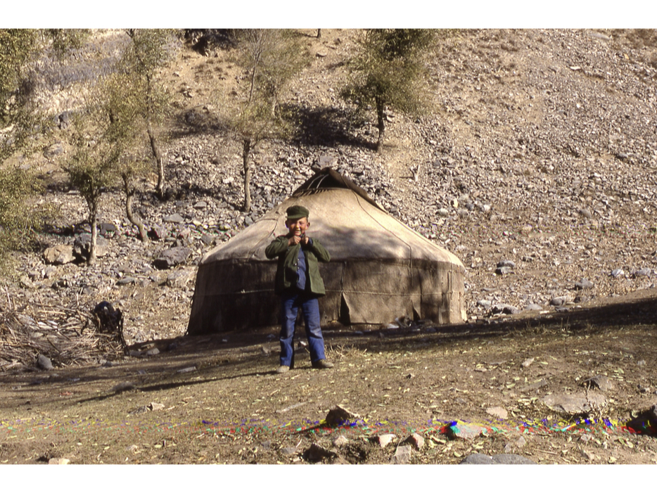 皮膜式の例にあてはまる新疆ウイグル自治区の未解放区のテント。この少年は今どうしているだろうか（若山滋氏撮影）