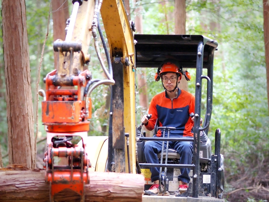 2014年に佐川町に移住した滝川景伍さん。未経験だったが、作業道の作り方、チェーンソーの扱い、重機の操作、伐倒や間伐の⽅法など1つ1つ学んでいった