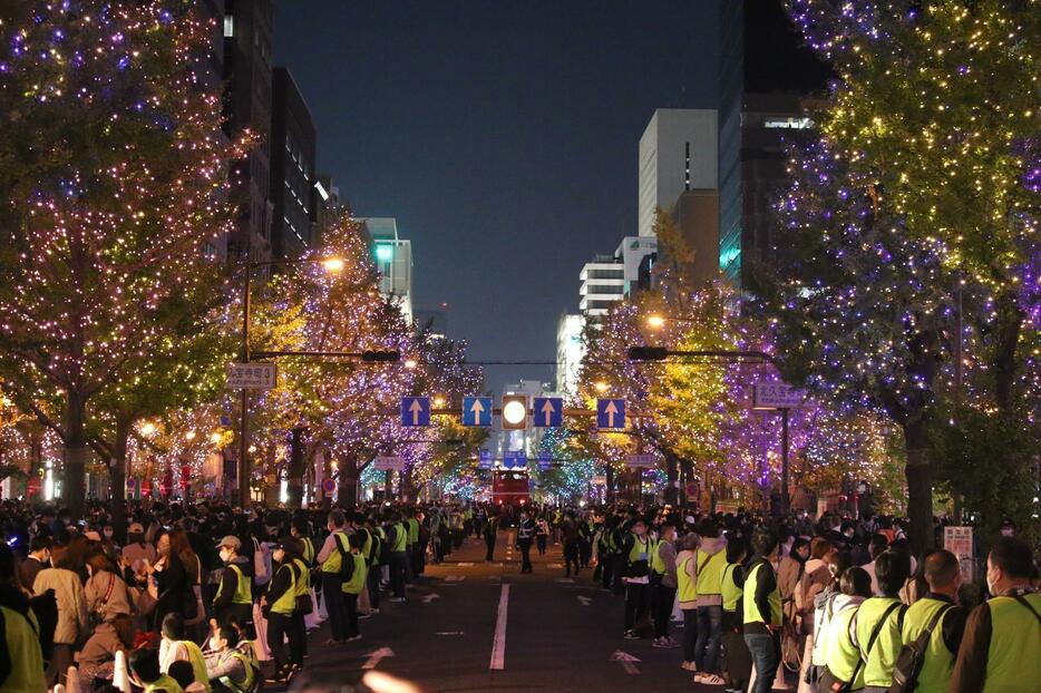 ［写真］イルミネーションの中をパレードは進んでいった＝3日午後5時50分ごろ、大阪市中央区で