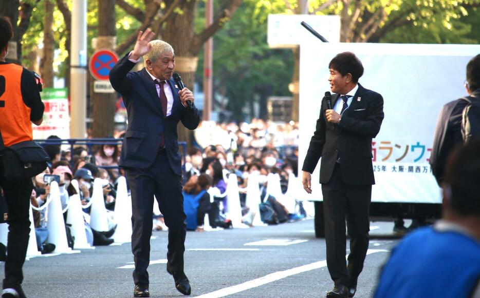 ［写真］大阪市の御堂筋で3日、御堂筋を歩行者天国にするイベント「御堂筋ランウェイ」が開かれ、ダウンタウンの松本人志、浜田雅功が4年ぶりに同イベントに登場。集まった市民らから大きな拍手が贈られていた。