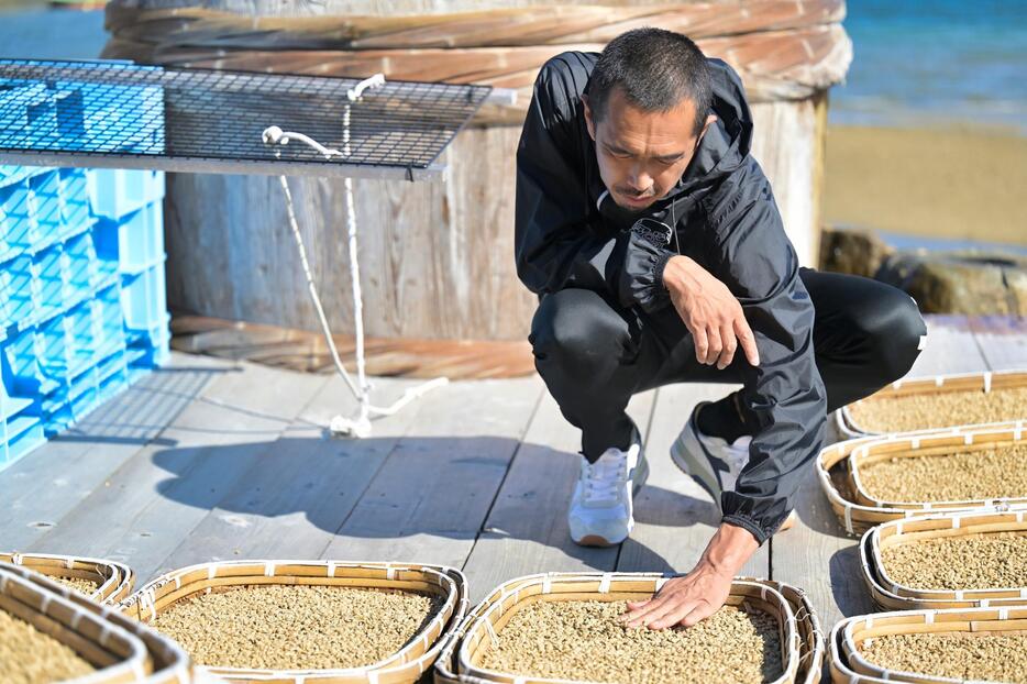 豆の選定から焙煎まで行う。手慣れた様子だ