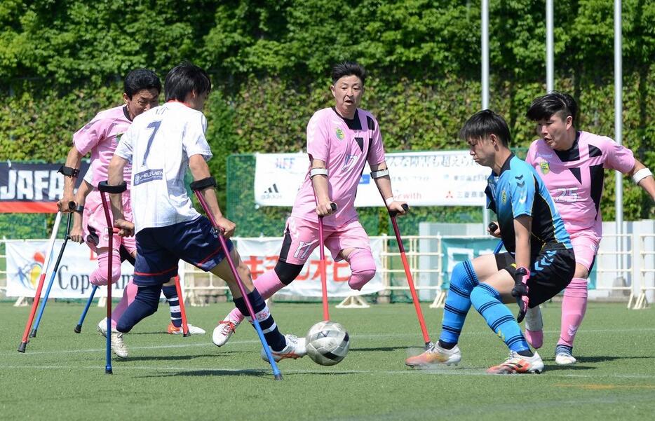 [写真]決勝戦でゴールを守る上野浩太郎選手（右から2人目）