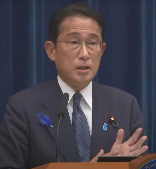 質問に答える岸田首相