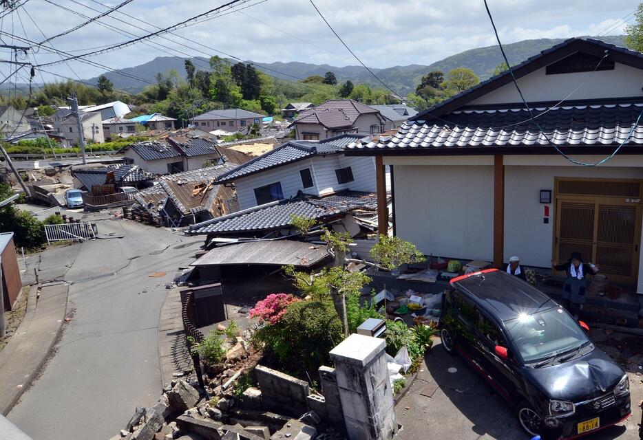 身の安全に十分注意しながら、様々な角度から写真を撮影しておくとよい。写真は熊本地震の被災地（写真：つのだよしお/アフロ）