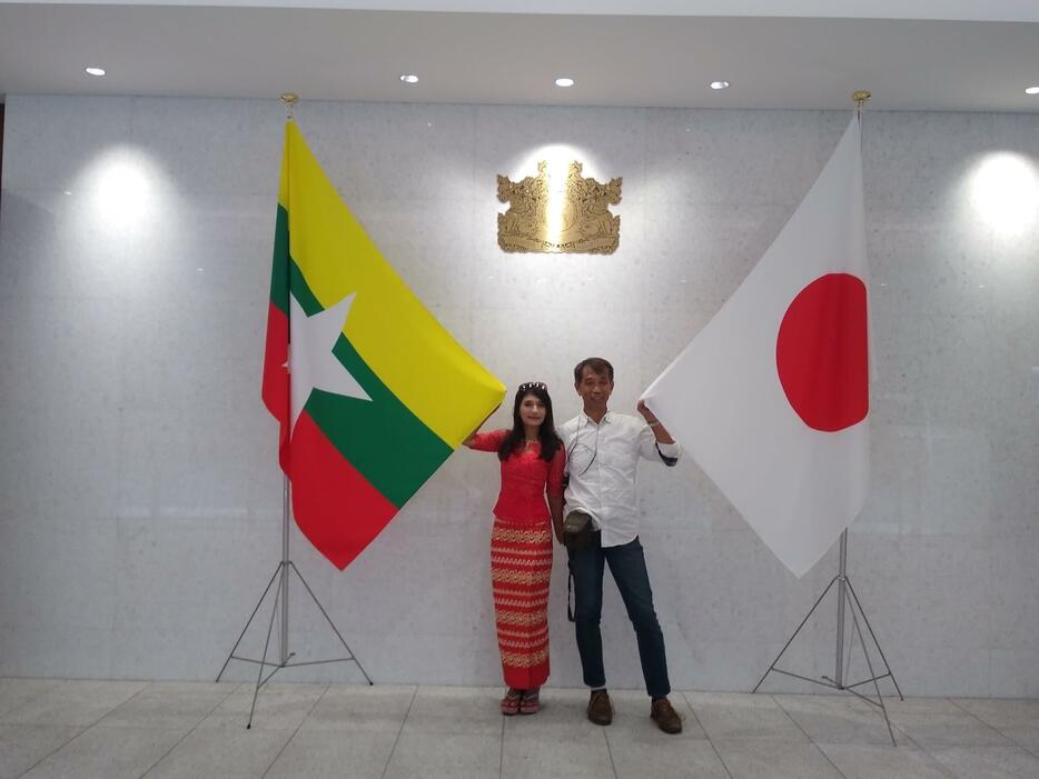 ミャンマー大使館で在外投票をしたときに、夫と撮影した思い出（本人提供）