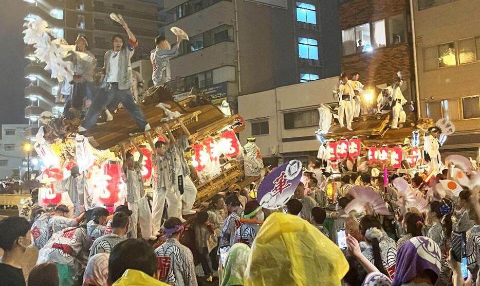 ［写真］3年ぶりに、平野区のだんじりが集結。曳行しながら踊る若者たち＝12日午後10時半ごろ、大阪市平野区で