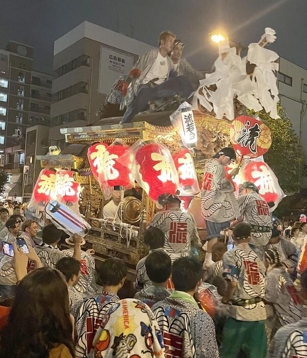 ［写真］平野区の南港通に元気なかけ声が響いた＝12日午後10時20分ごろ、大阪市平野区で