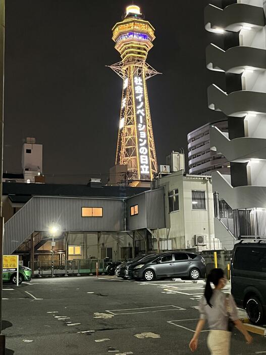 ［写真］新世界を照らす通天閣の黄色点灯＝12日午後8時ごろ、大阪市浪速区で