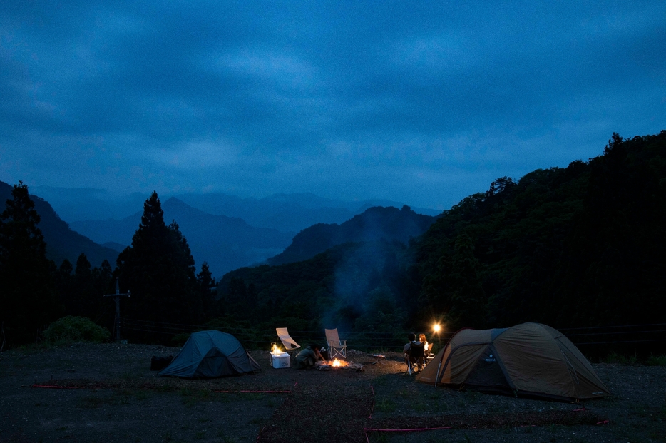 周りに人家がないため、夜になると真っ暗に。取材当日はあいにくの小雨だったが、晴れた夜には北斗七星などをハッキリと見ることができる