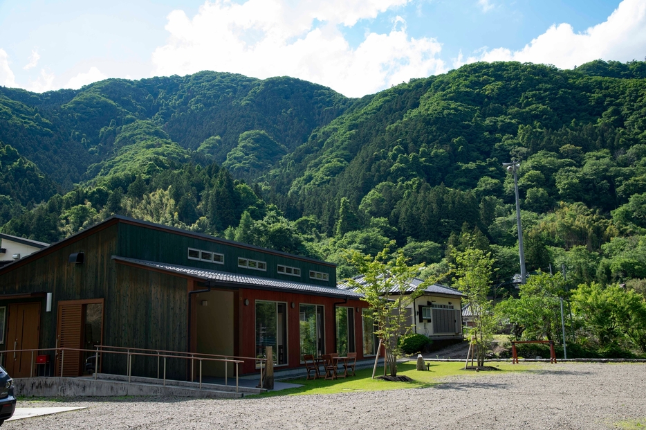 「村の喫茶店もくもく」は、地域や世代を越えて人々が集まるために建設された村の施設「多世代交流カフェ」内で営業している