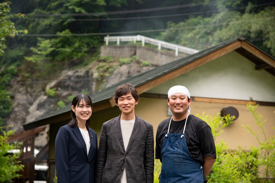 「とらおのパン」の事業を引き継いだ古川拓さん（写真中央）と赤津峻介店長（右）。昨年古川さんと結婚した里紗さん（28）は、村の教育委員も務めている