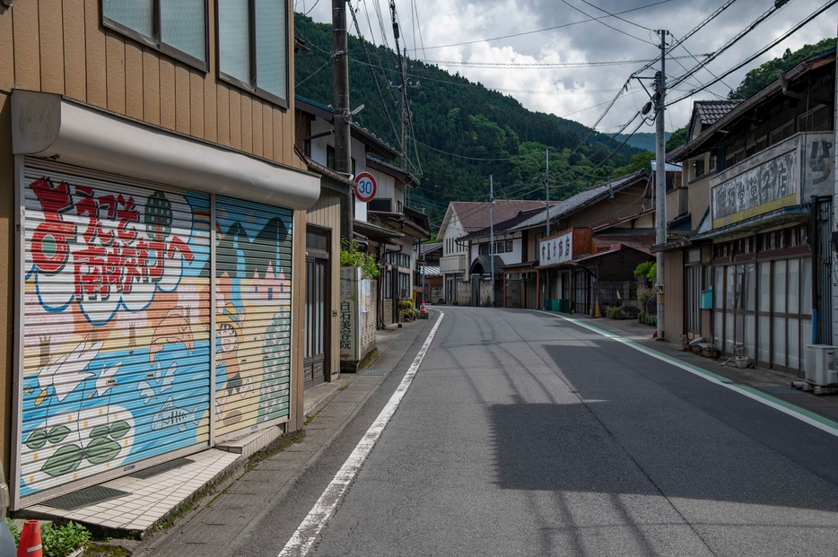 かつては砥石や養蚕の取引でにぎわった街道もいまはひっそりとしている