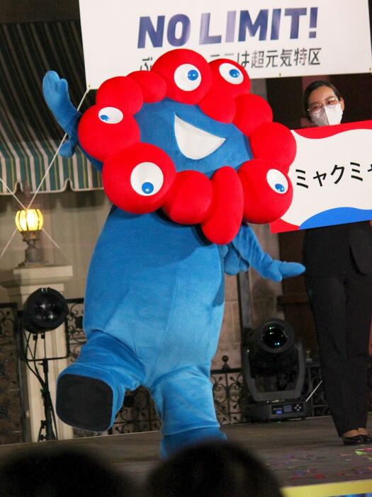 2025年日本国際博覧会協会は18日、開幕1000日前イベント「1000 Days to Go!」を大阪と東京で開催。公募した公式キャラクターの愛称が「ミャクミャク」に決定したと発表した＝18日午後8時10分ごろ、大阪市此花区で（撮影：具志堅浩二）