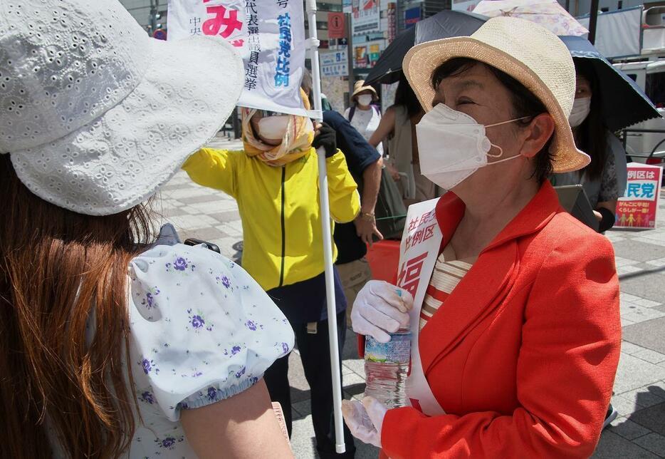 [写真]参院選の街頭演説で有権者と触れ合う福島氏（アフロ、2022年6月26日撮影）