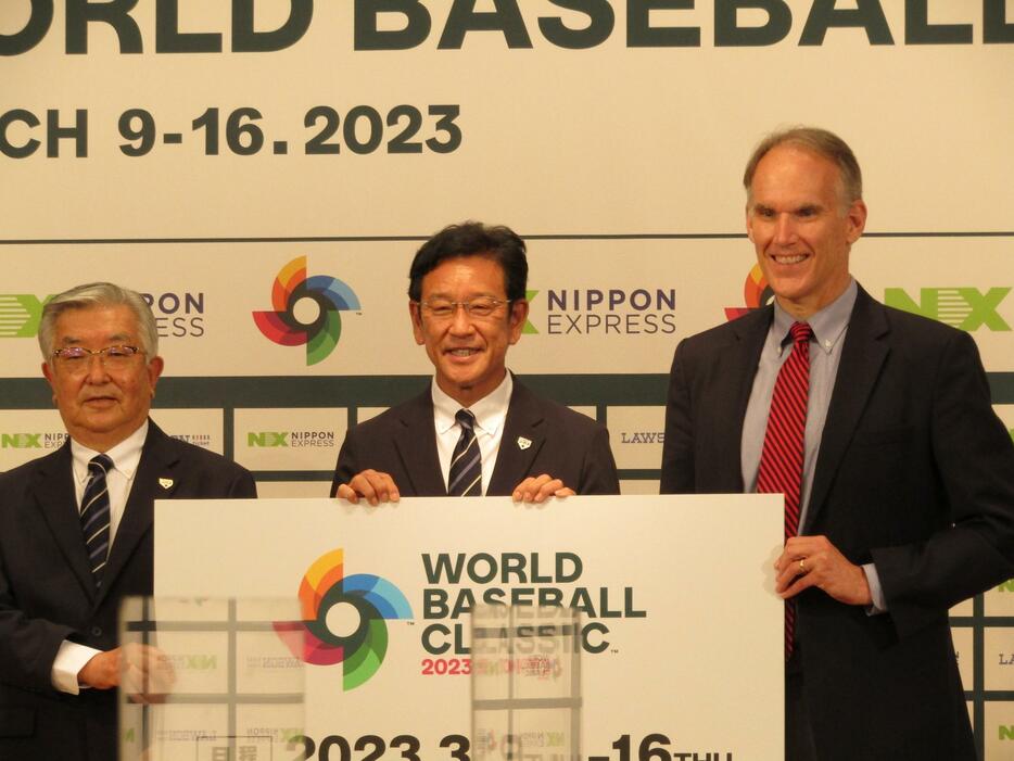 来年3月に開催されるWBCの日程が発表された。左から斉藤コミッショナー、栗山監督、WBCInc.プレジデントのジム・スモール