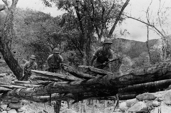 ビルマ戦線のインパール作戦。仮橋を渡る日本軍兵士（1944年05月24日、写真：毎日新聞社/アフロ ）