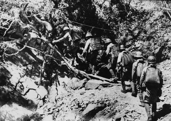 インパール作戦でビルマのジャングルを行く給水部隊（ 1944年06月05日 、写真：毎日新聞社／アフロ
