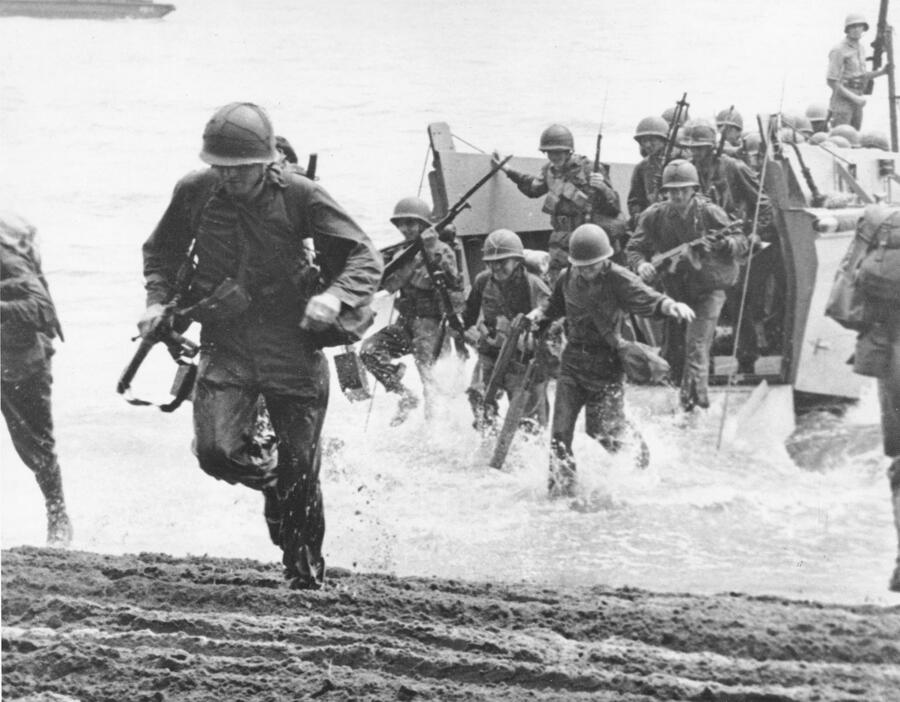 ガダルカナル島の戦い。米海兵隊員が上陸 （1942年8月30日、写真：AP／アフロ ）