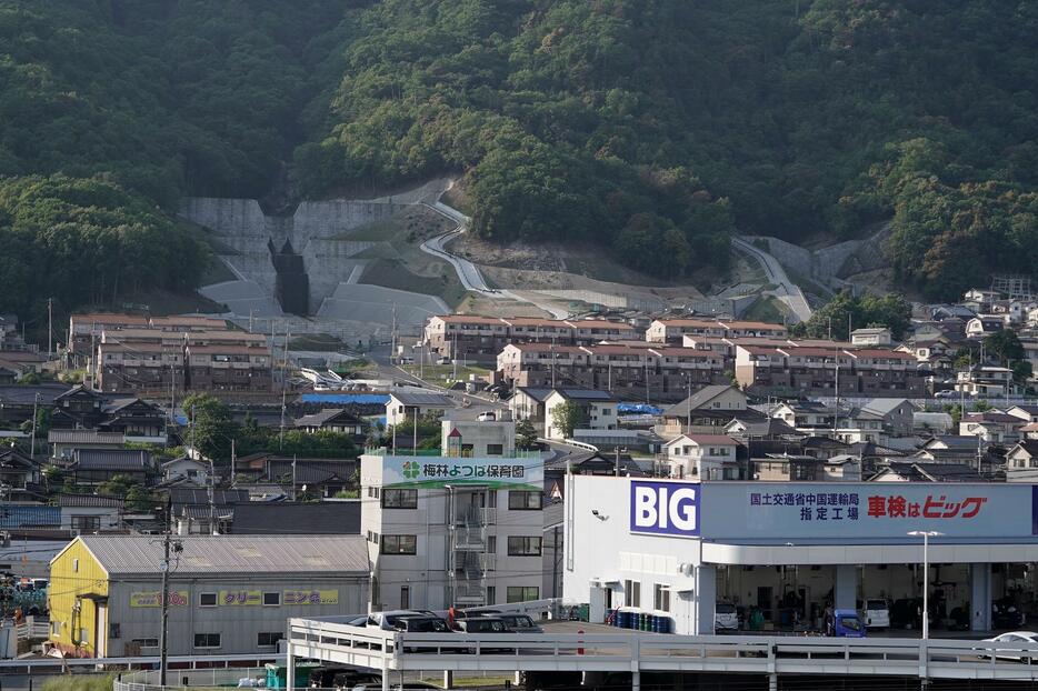 市街地から山側を見上げる。八木・緑井地区だけで30基もの砂防ダムが建設されている。