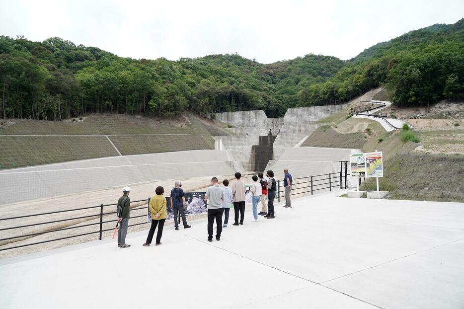 広島県内の大学生らが防災教育の一環で砂防ダムの見学に来ていた