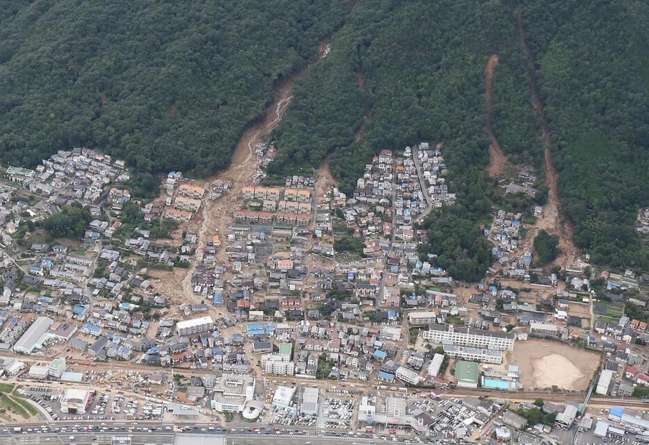 土石流によってむき出しになった赤土の斜面。安佐南区八木地区の空撮（写真：国土地理院）