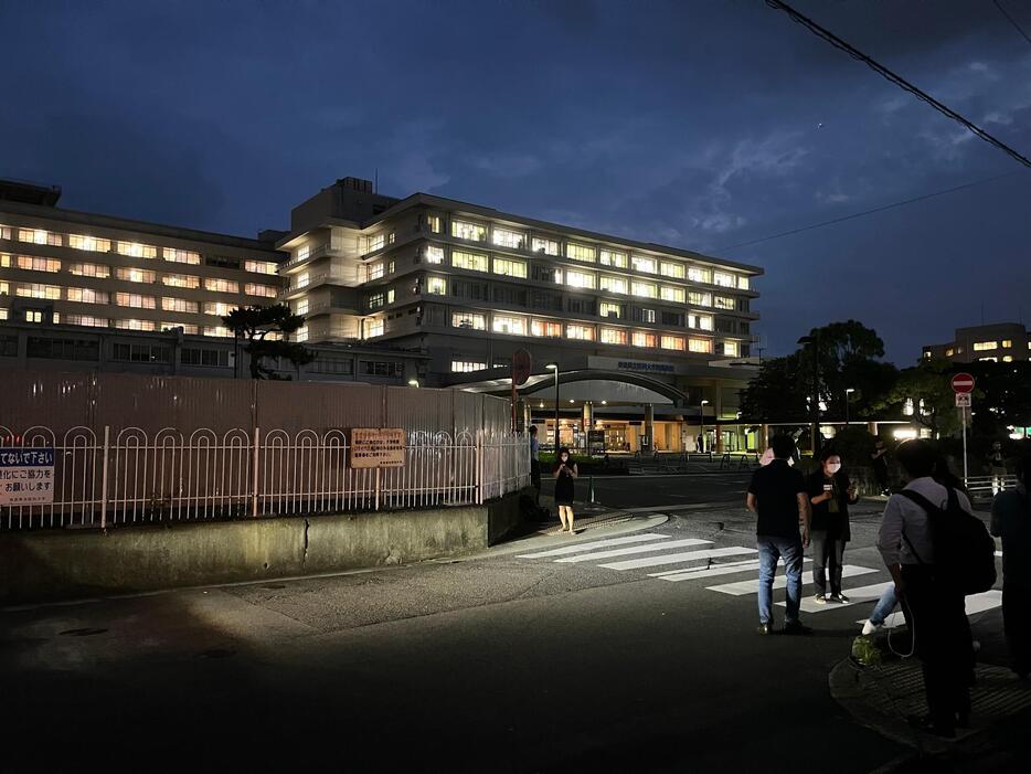 ［写真］奈良県立医科大学付属病院＝9日午後8時ごろ、奈良県橿原市で